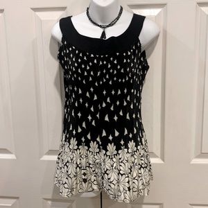 Black/White Crinkly Fabric Top ❤️New Listing❤️